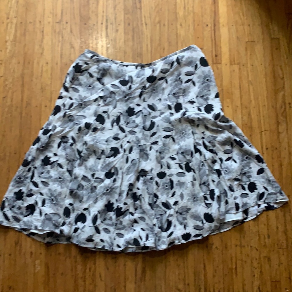 Floral black and white pleated skirt